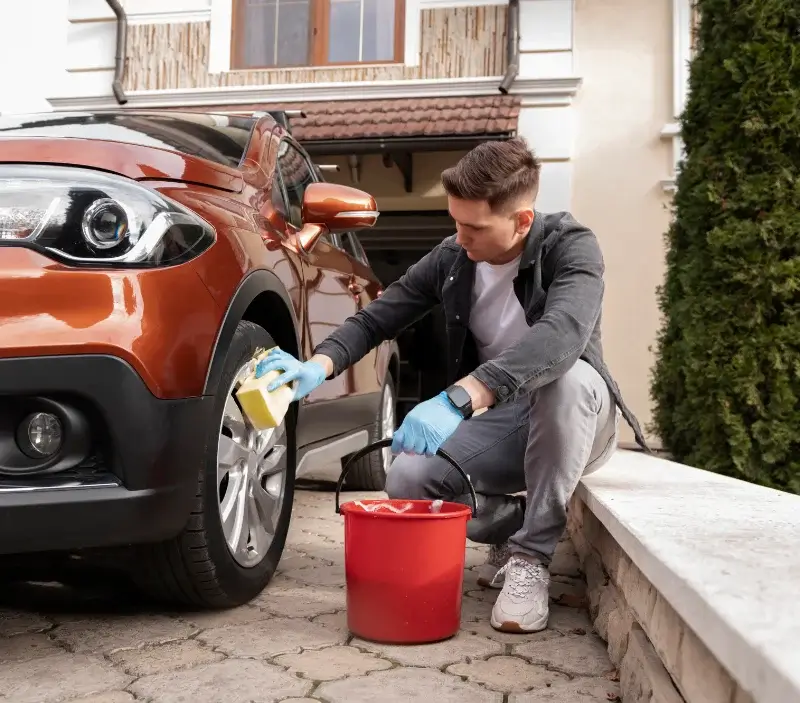 Lavage auto à domicile Estrablin : professionnel intervenant sur un véhicule